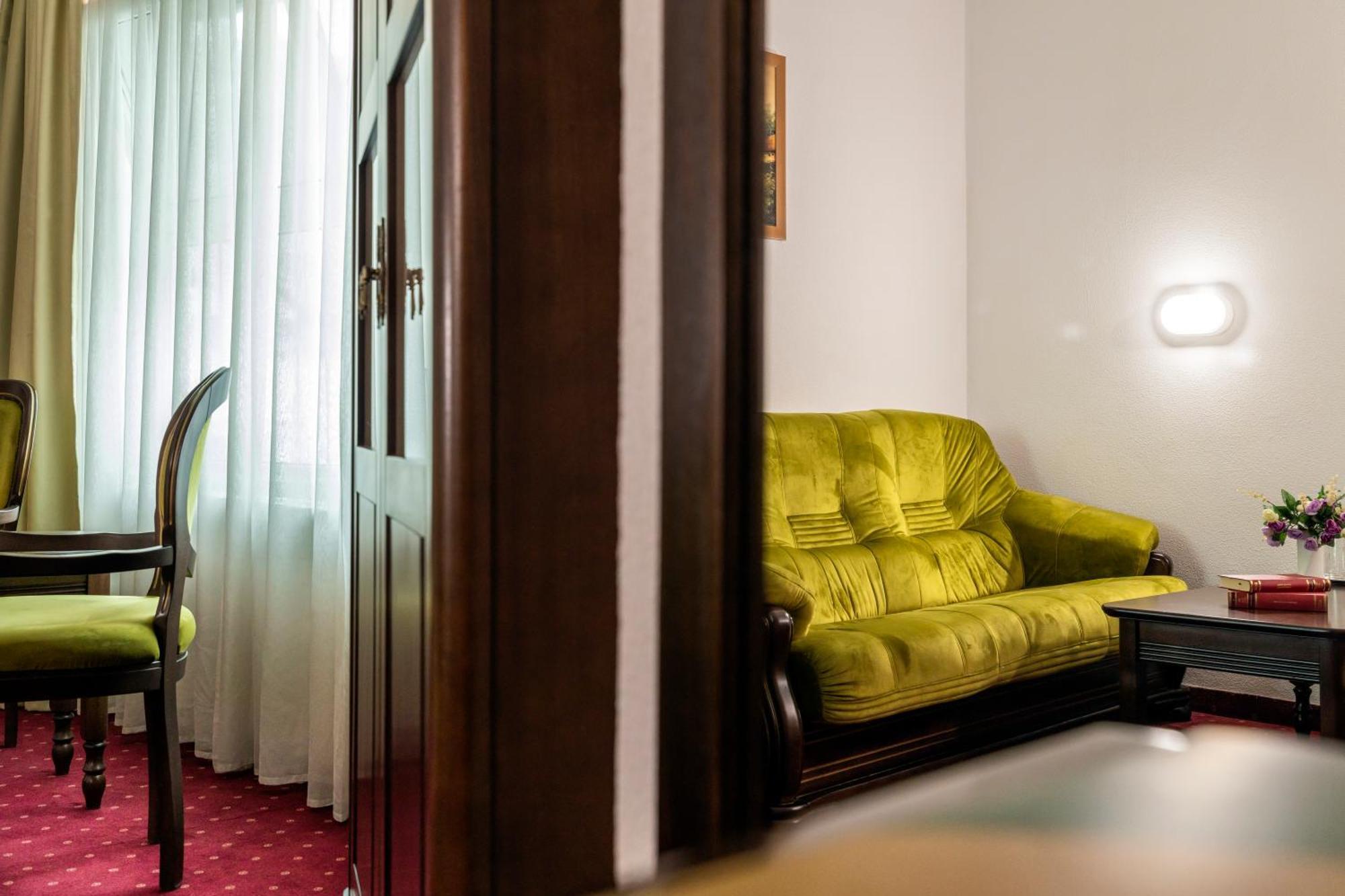 Hotel Cornul Vanatorului Piteşti Exterior foto