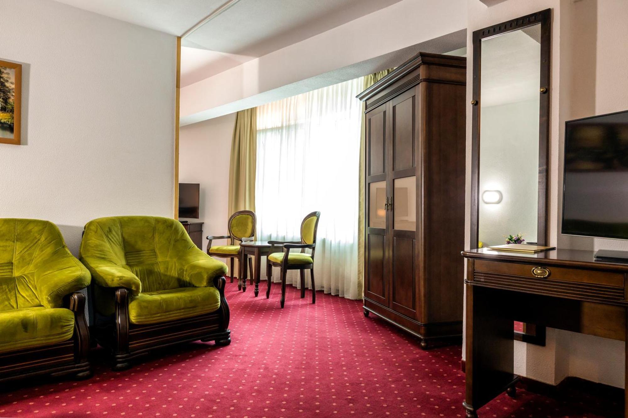 Hotel Cornul Vanatorului Piteşti Exterior foto