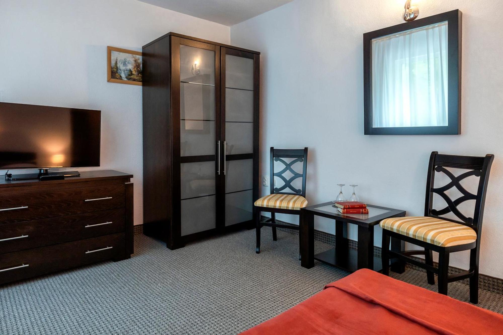 Hotel Cornul Vanatorului Piteşti Exterior foto