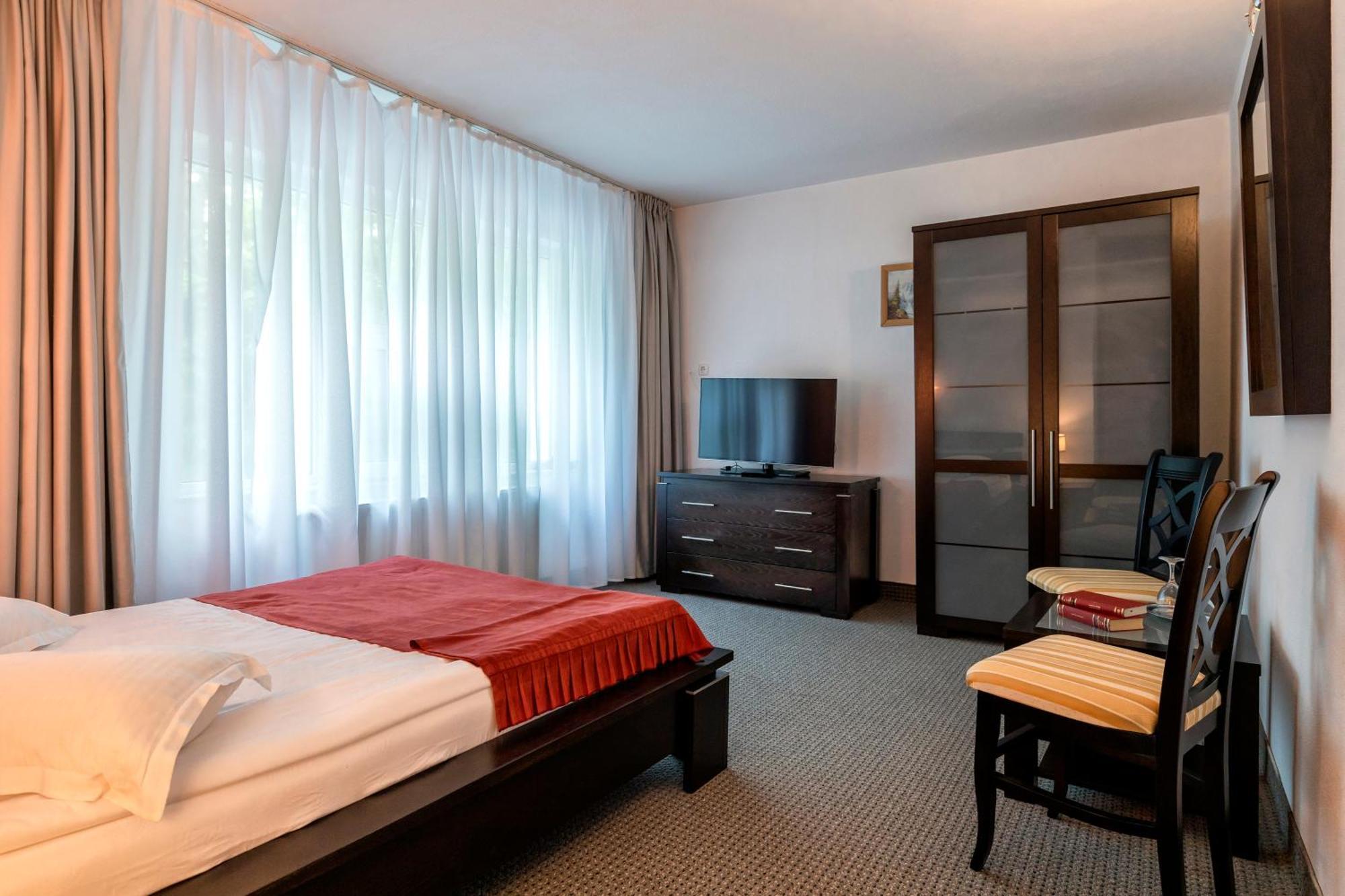 Hotel Cornul Vanatorului Piteşti Exterior foto