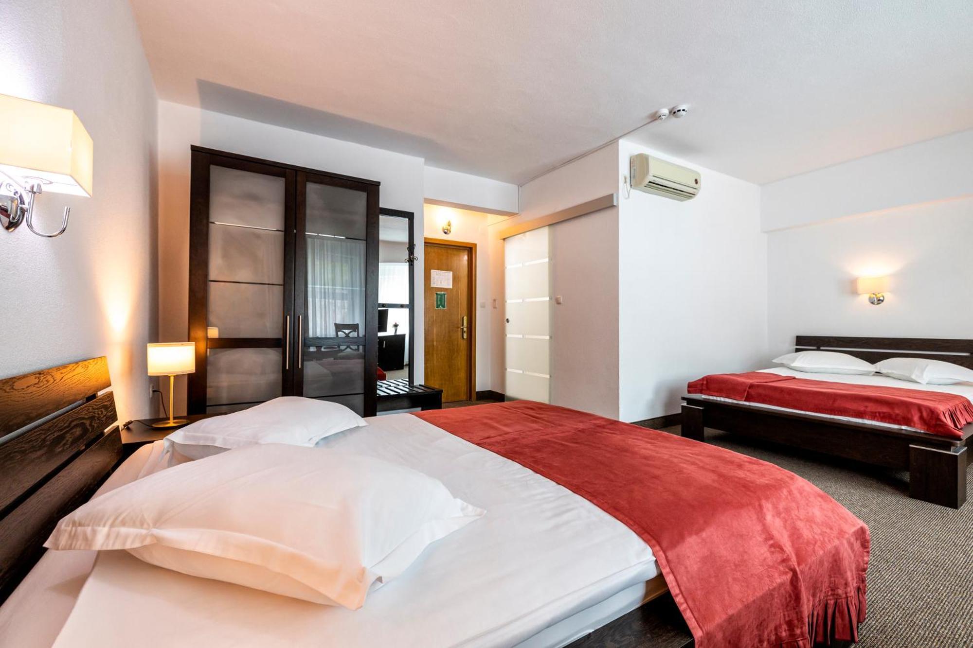 Hotel Cornul Vanatorului Piteşti Exterior foto