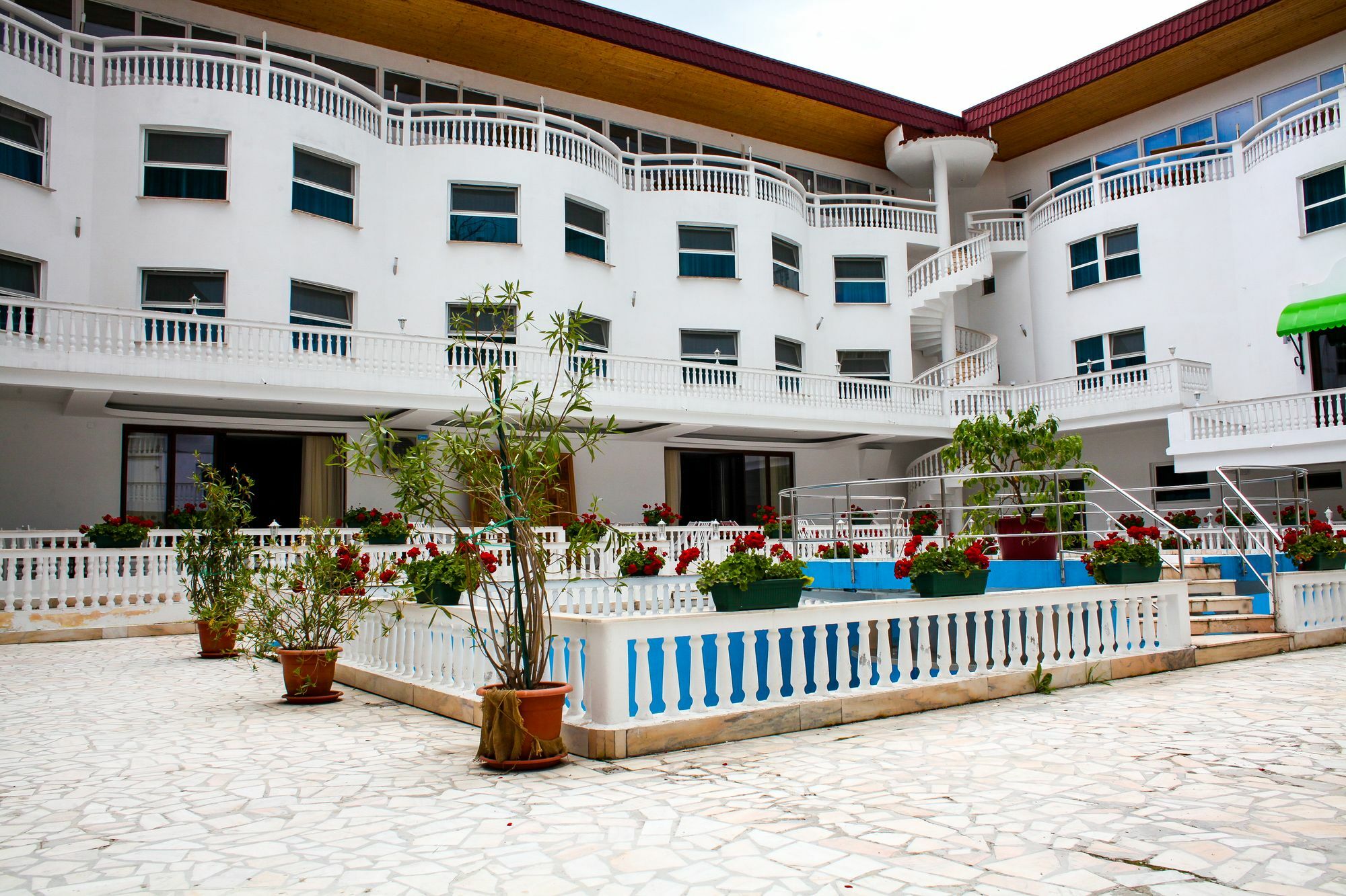 Hotel Cornul Vanatorului Piteşti Exterior foto